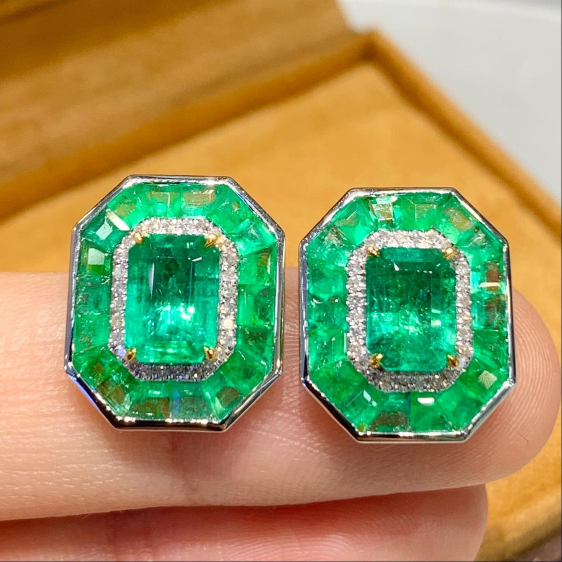 14k Gold 4.5 Ct Natural Emerald & Diamond Earrings: Ref:231191035 // gold content:14k gold // main gemstone:emerald // shape:multiple // carat weight:4. 5ct // color:green // treatment:natural // // adjacent gemstone 2 : diamond // shape:round //
