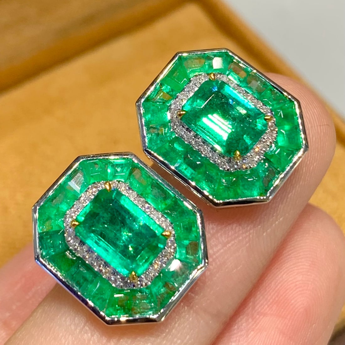 14k Gold 4.5 Ct Natural Emerald & Diamond Earrings - 3