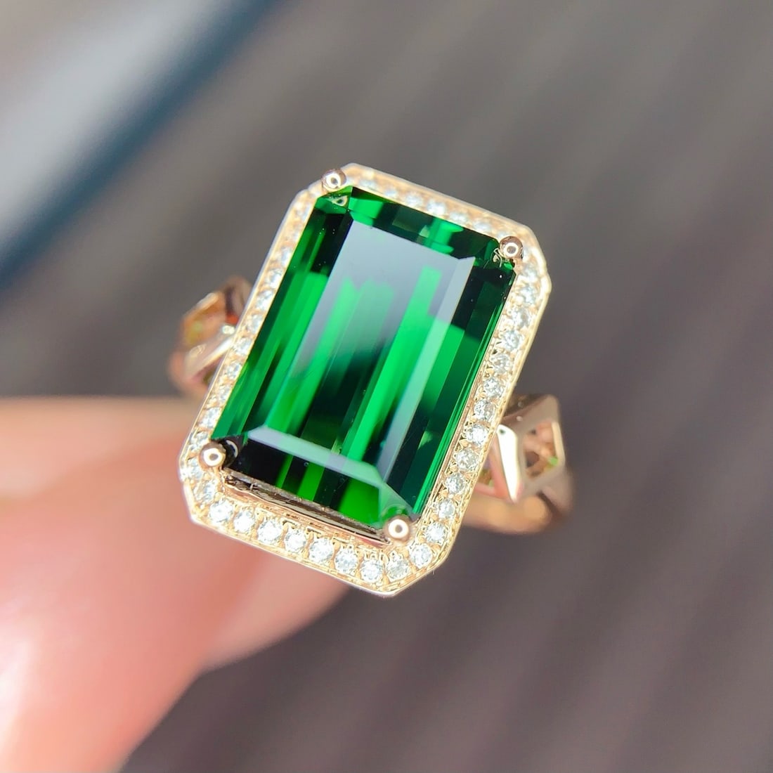 14k Gold 4.5 Ct Natural Tourmaline & Diamond Ring: Ref:231191062 // gold content:14k gold // ring size:7. 25us // // main gemstone:tourmaline // shape:octagonal // carat weight:4. 5ct // color:green // treatment:natural // // adjacent gemstone 2 : dia
