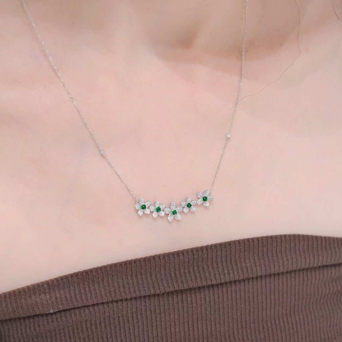 14k Gold 1.1 Ctw Natural Emerald & Diamond & Flowers Necklace - 4