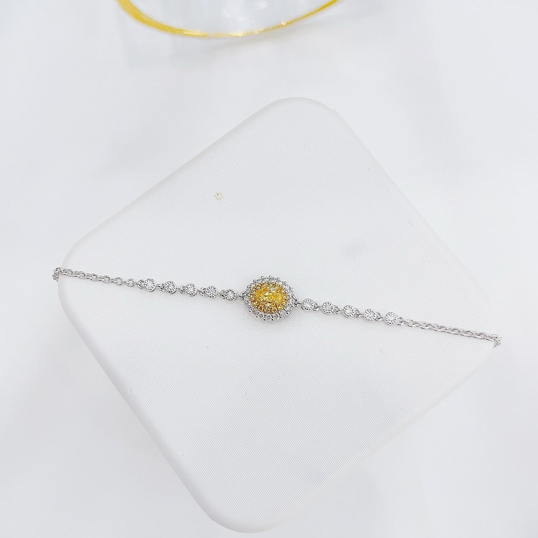 14k Gold 0.66 Ctw Natural Yellow Diamond & Diamond Bracelet: Ref:231191142 // gold content:14k gold // main gemstone:yellow diamond // shape:oval // carat weight:0. 33ct // color:yellow // treatment:natural // // adjacent gemstone 2 : diamond // shape:round //