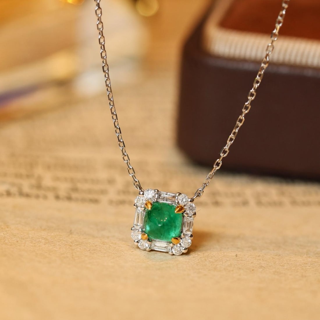 14k Gold 0.95 Ctw Natural Emerald & Diamond Necklace: Ref:231191234 // gold content:14k gold // main gemstone:emerald // shape:sugar-loaf // carat weight:0. 65ct // color:green // treatment:natural // // adjacent gemstone 2 : diamond // shape:multiple
