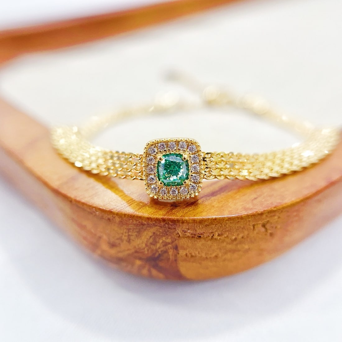 14k Gold 0.34 Ctw Natural Green Diamond & Diamond Bracelet: Ref:231191235 // gold content:14k gold // main gemstone:green diamond // shape:cushion // carat weight:0. 28ct // color:green // treatment:natural // // adjacent gemstone 2 : diamond // shape:round //