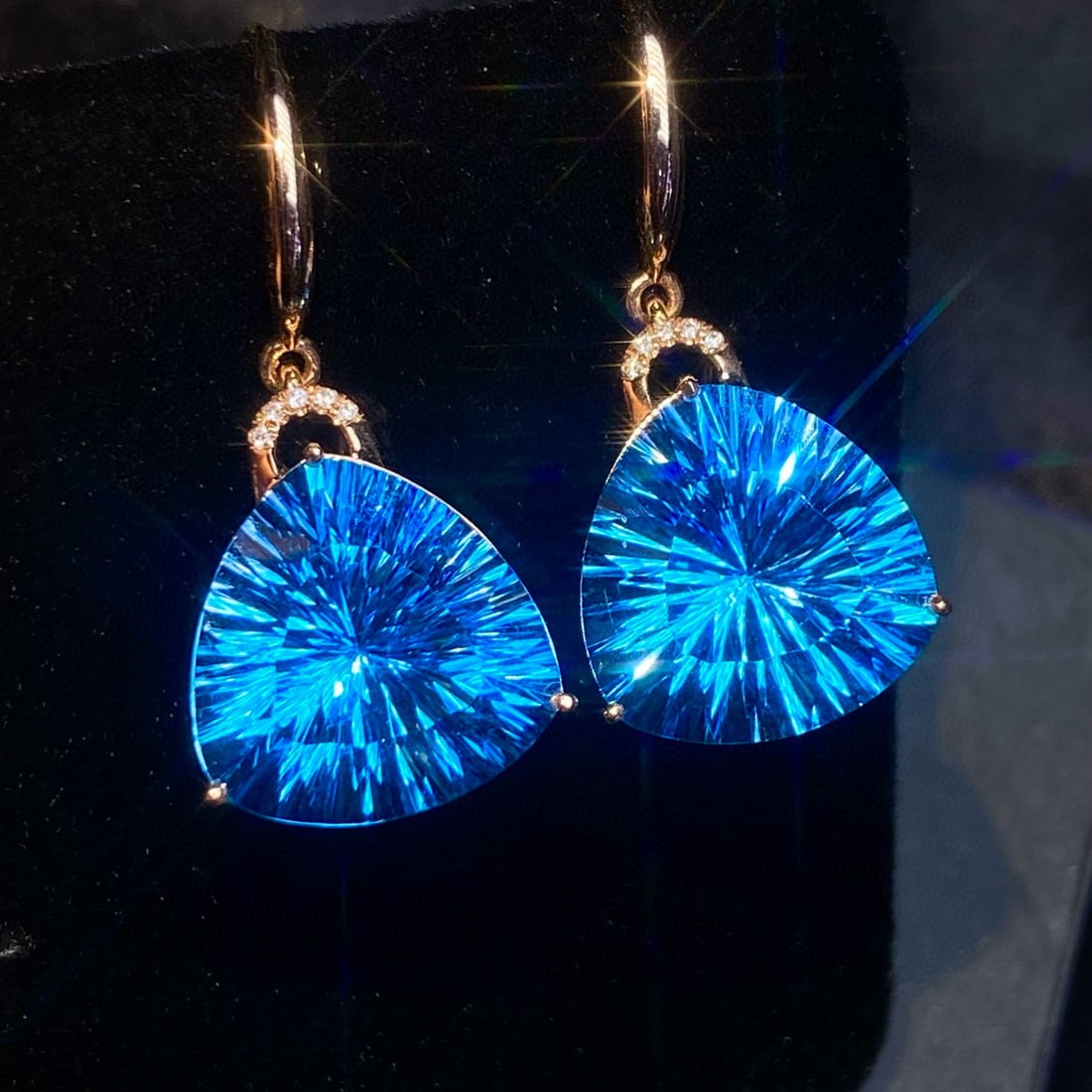 14k Gold 14.15 Ct Natural Topaz & Diamond Earrings: Ref:231191240 // gold content:14k gold // main gemstone:topaz // shape:triangle // carat weight:14. 15ct // color:blue // treatment:natural // // adjacent gemstone 2 : diamond // shape:round // clarit