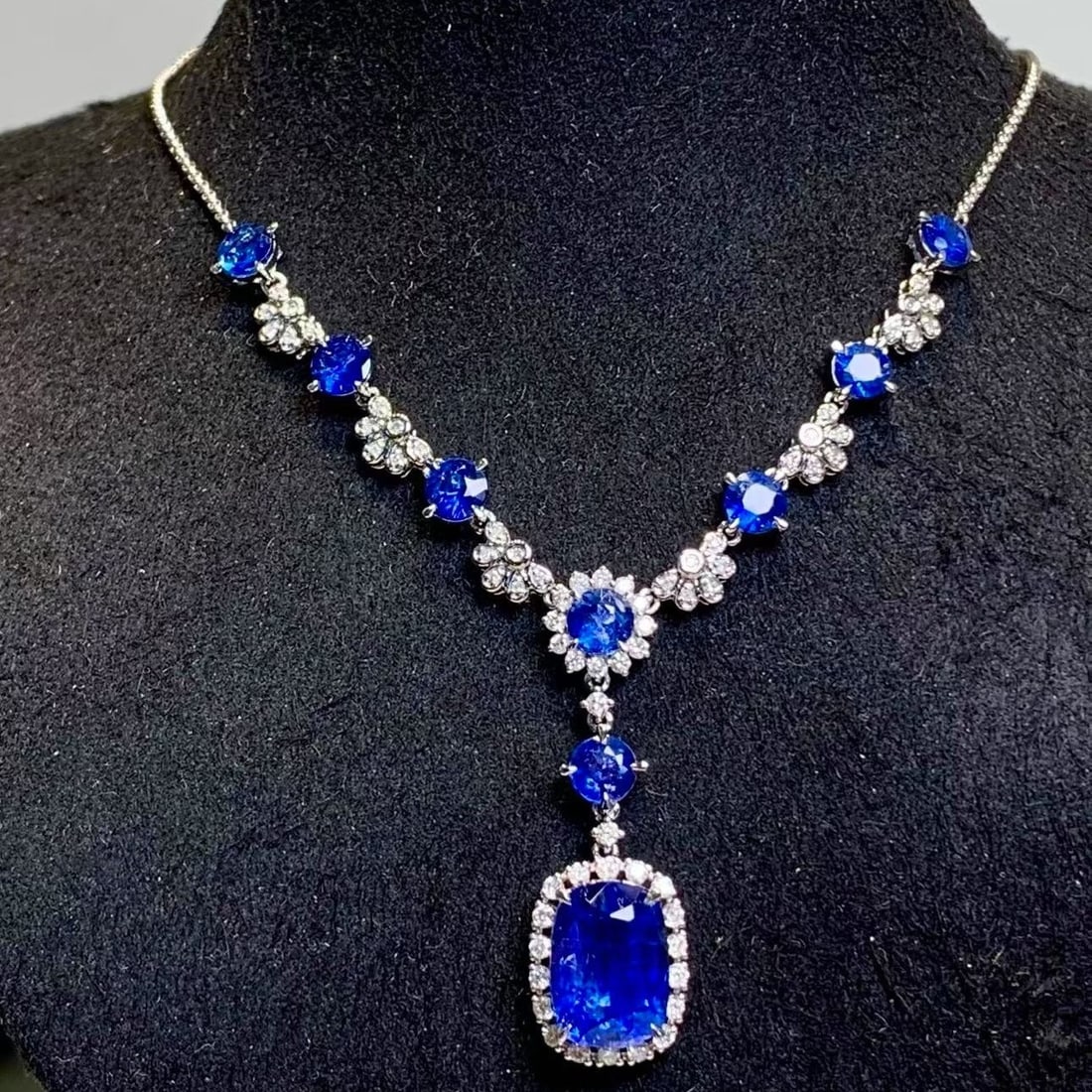 14k Gold 5.6 Ct Natural Sapphire & Diamond Necklace: Ref:231192029 // gold content:14k gold // main gemstone:sapphire // shape:multiple // carat weight:5. 6ct // color:blue // treatment:natural // // adjacent gemstone 2 : diamond // shape:round //