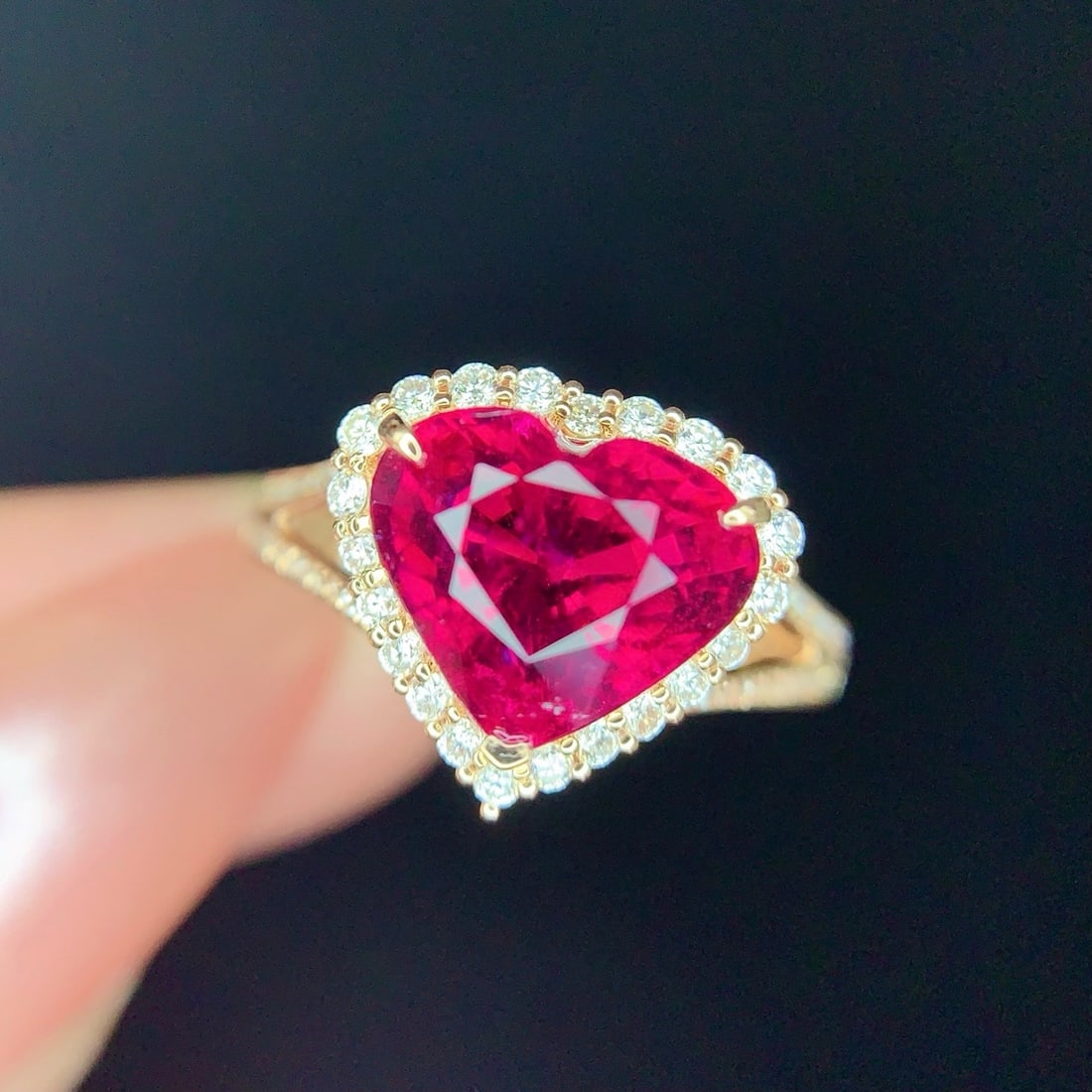 14k Gold 3 Ct Natural Tourmaline & Diamond Ring: Ref:231192066 // gold content:14k gold // ring size:7. 25us // // main gemstone:tourmaline // shape:heart // carat weight:3ct // color:red // treatment:natural // // adjacent gemstone 2 : diamond //