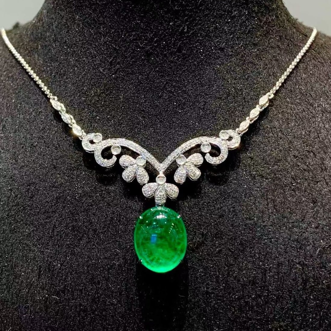 14k Gold 6.6 Ct Natural Emerald & Diamond Necklace: Ref:231192072 // gold content:14k gold // main gemstone:emerald // shape:oval // carat weight:6. 6ct // color:green // treatment:natural // // adjacent gemstone 2 : diamond // shape:round // clarity g