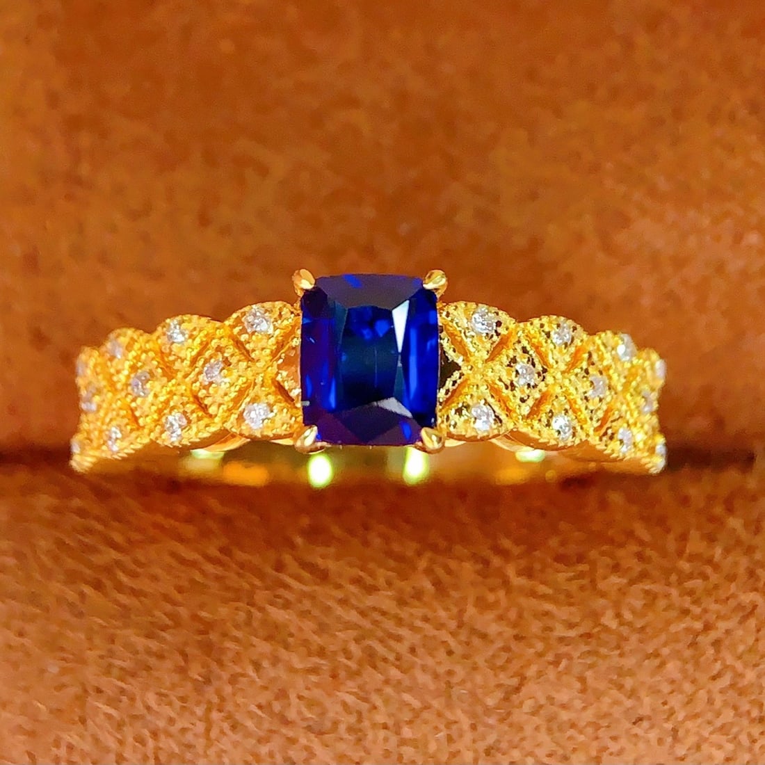 14k Gold 0.85 Ct Natural Sapphire & Diamond Ring: Ref:231192116 // gold content:14k gold // ring size:7. 25us // // main gemstone:sapphire // shape:cushion // carat weight:0. 85ct // color:royal blue // treatment:natural // // adjacent gemstone 2 : d