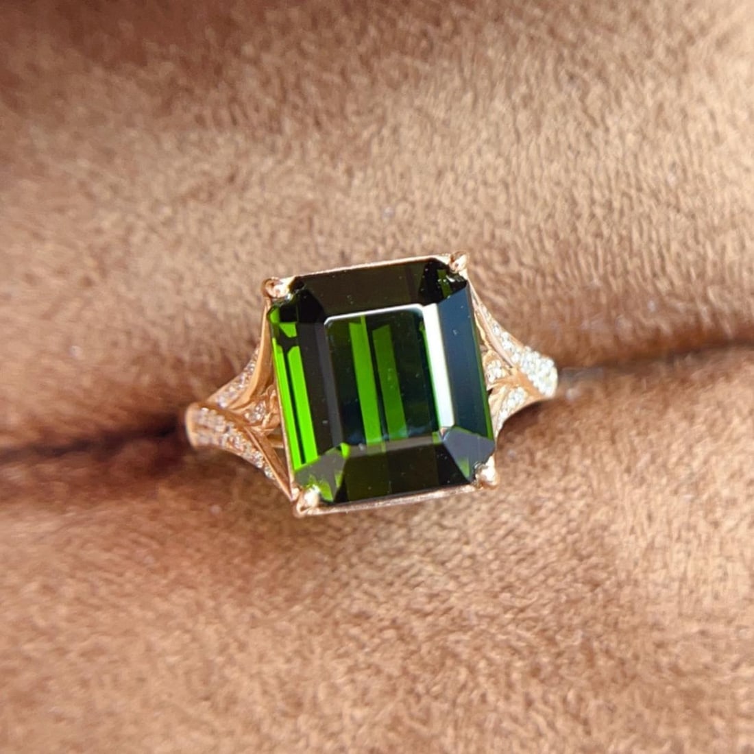 14k Gold 5.61 Ctw Natural Tourmaline & Diamond Ring: Ref:231192143 // gold content:14k gold // ring size:7. 25us // // main gemstone:tourmaline // shape:octagonal // carat weight:5. 5ct // color:green // treatment:natural // // adjacent gemstone 2 : dia