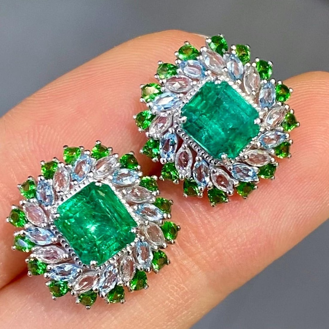 14k Gold 2.85 Ct Natural Emerald & Coloured Gemstone Earrings: Ref:231192201 // gold content:14k gold // main gemstone:emerald // shape:octagonal // carat weight:2. 85ct // color:green // treatment:natural // // adjacent gemstone 2 : coloured gemstone // shape:mu
