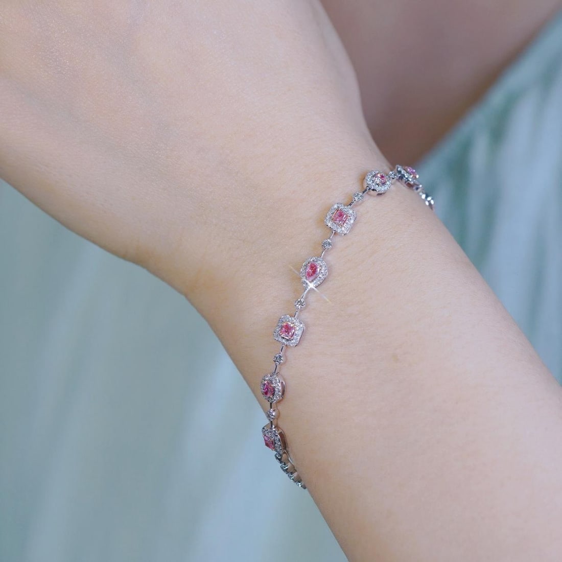 14k Gold 1.35 Ctw Natural Pink Diamond & Diamond Bracelet: Ref:231192281 // gold content:14k gold // main gemstone:pink diamond // shape:multiple // carat weight:0. 80ct // color:pink // treatment:natural // // adjacent gemstone 2 : diamond // shape:round // 