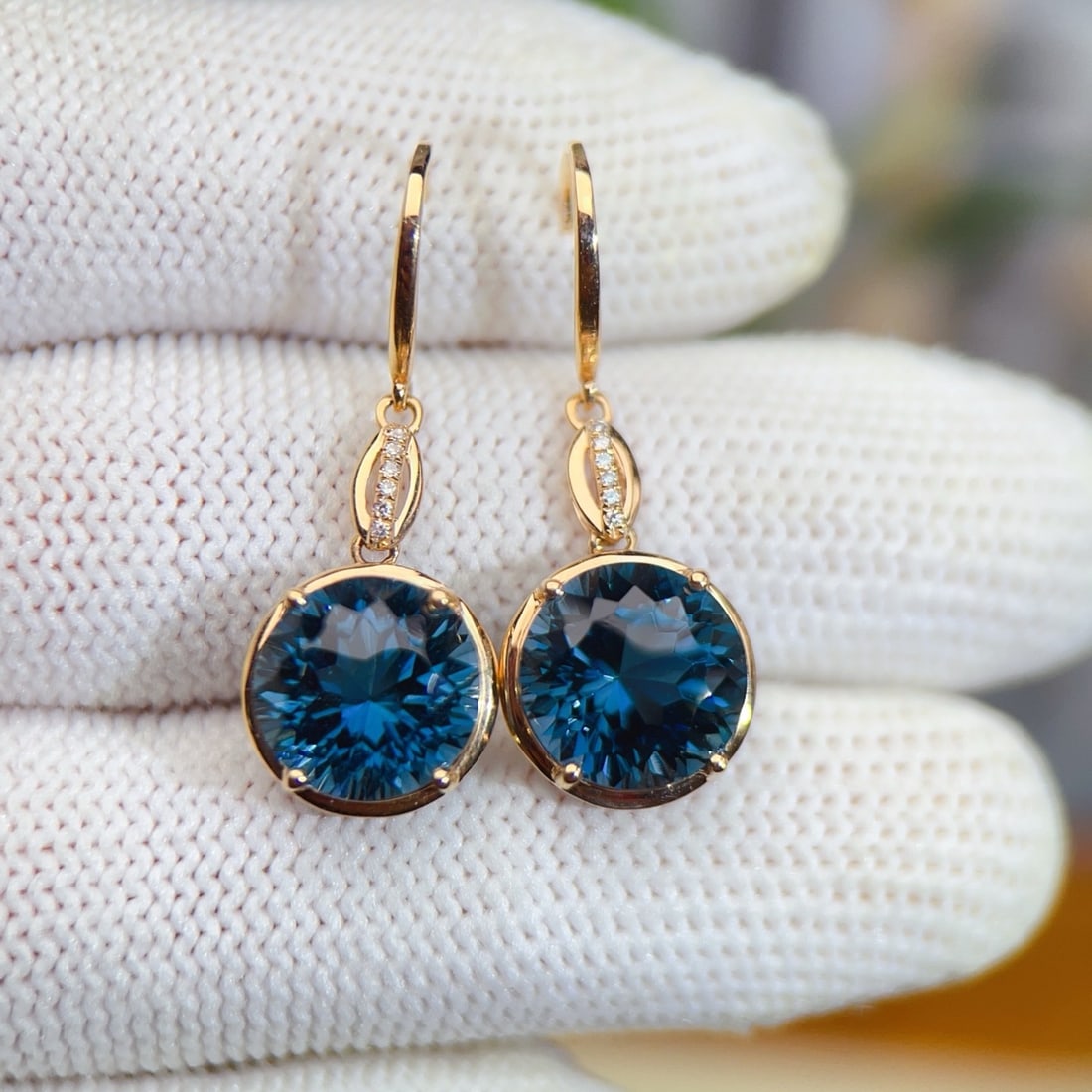 14k Gold 11.03 Ctw Natural Topaz & Diamond Earrings: Ref:231192284 // gold content:14k gold // main gemstone:topaz // shape:round // carat weight:11ct // color:blue // treatment:natural // cut grade:g // // adjacent gemstone 2 : diamond // number of sto