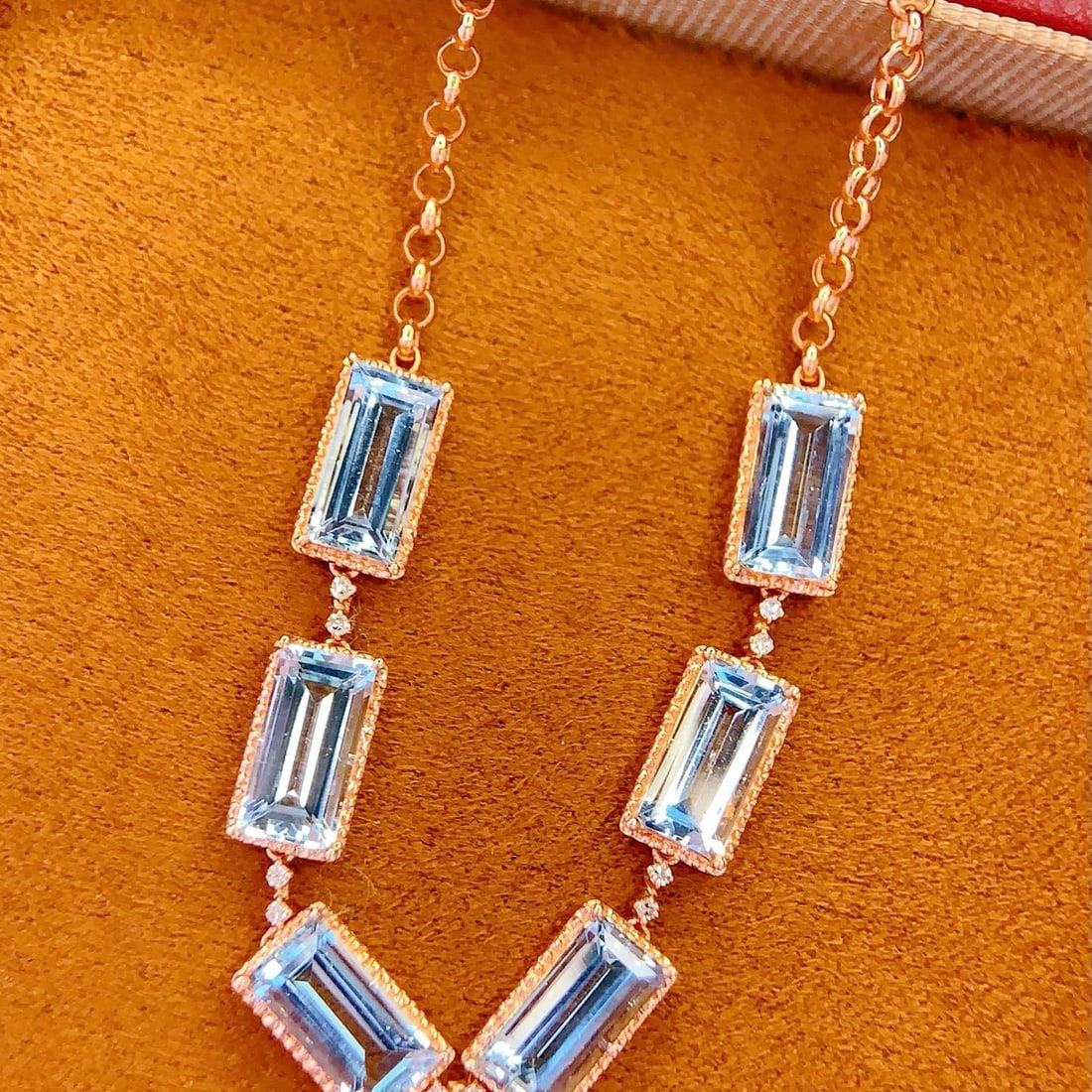 14k Gold 4.85 Ct Natural Aquamarine & Diamond Bracelet: Ref:231192296 // gold content:14k gold // main gemstone:aquamarine // shape:rectangle // carat weight:4. 85ct // color:blue // treatment:natural // // adjacent gemstone 2 : diamond // number of