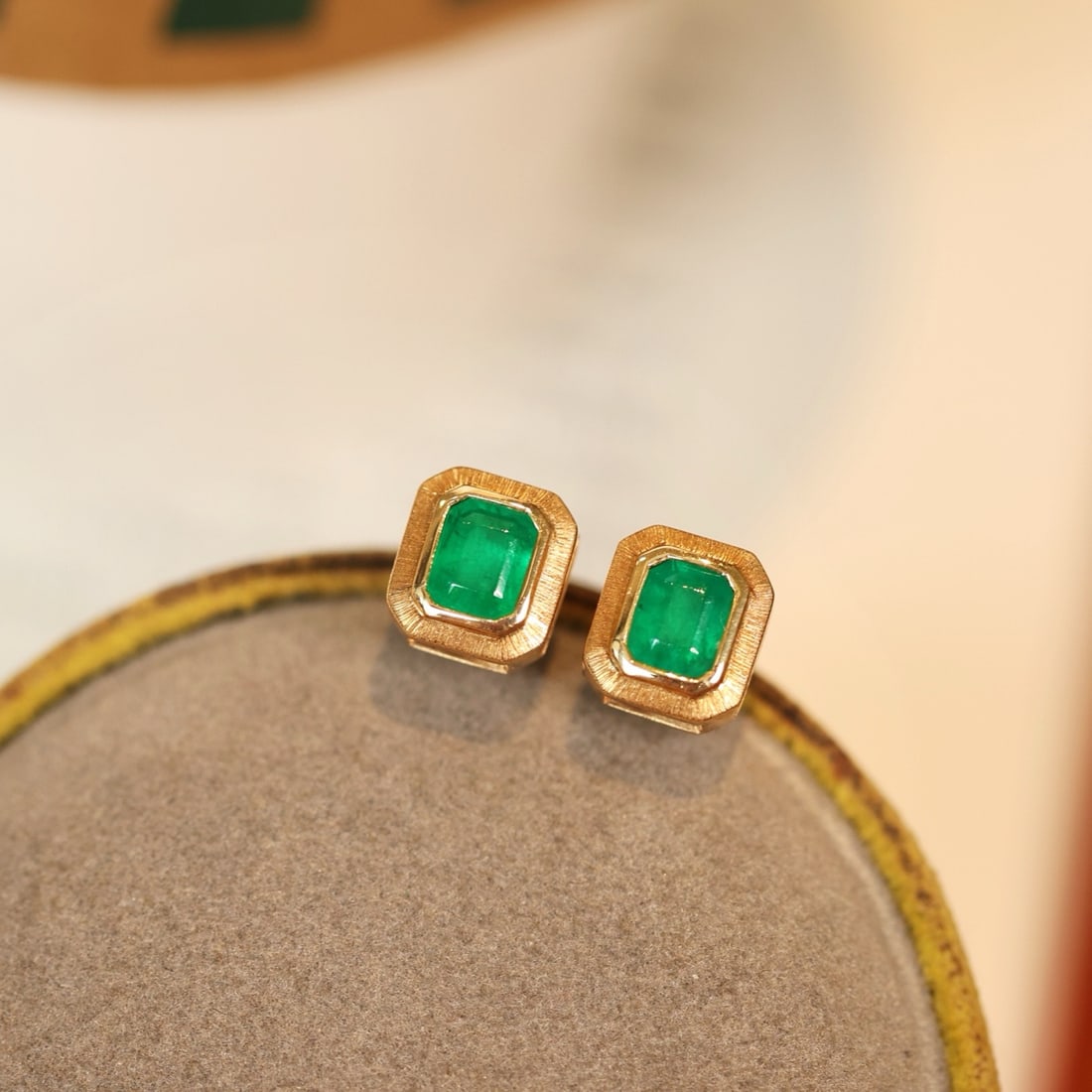 14k Gold 0.87 Ct Natural Emerald Earrings - 5
