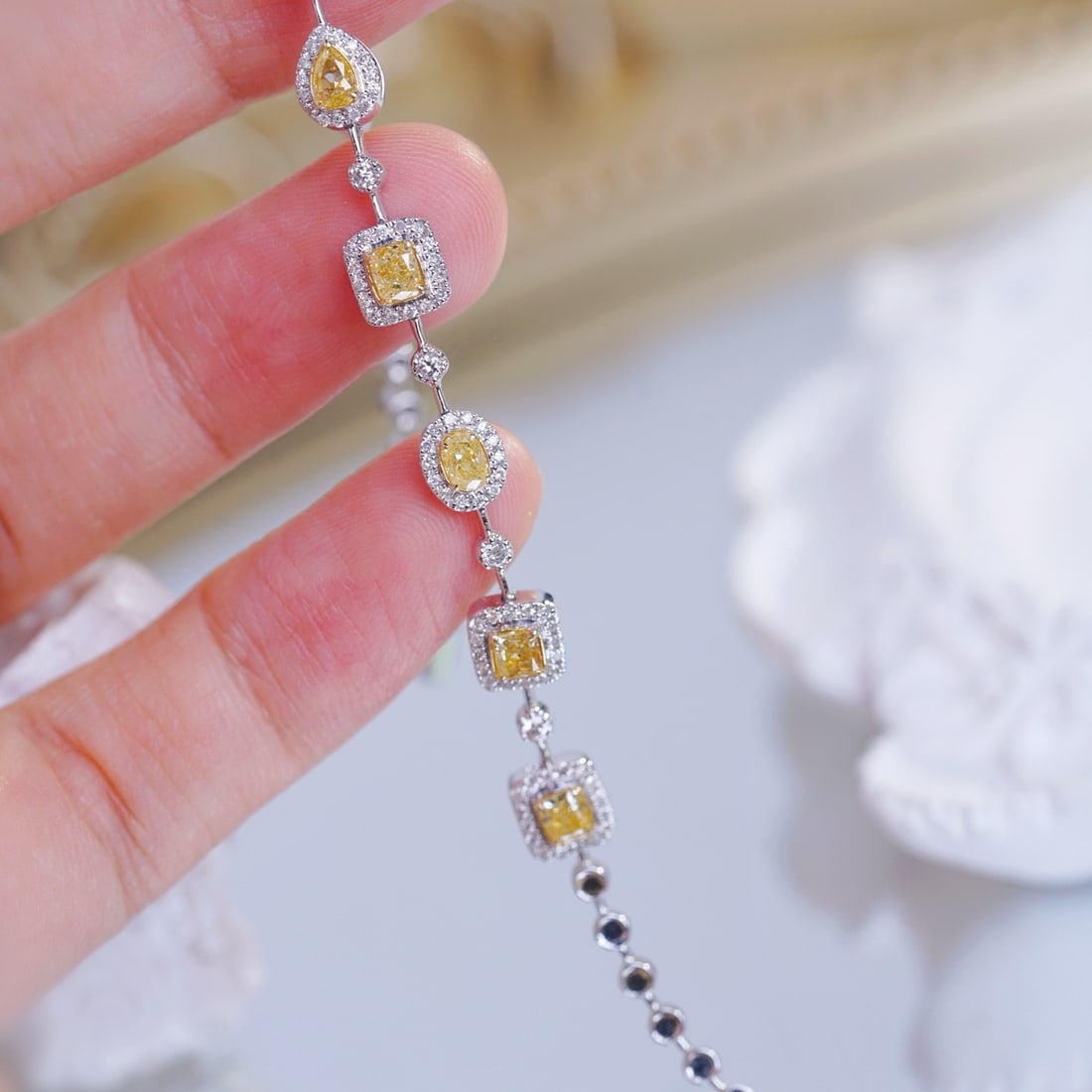 14k Gold 1.65 Ctw Natural Yellow Diamond & Diamond Bracelet: Ref:231192369 // gold content:14k gold // main gemstone:yellow diamond // shape:multiple // carat weight:1. 06ct // color:yellow // treatment:natural // // adjacent gemstone 2 : diamond //