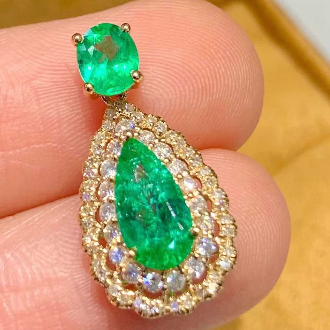 14k Gold 1.2 Ct Natural Emerald & Diamond Pendant( Without Chain ): Ref:231192406 // gold content:14k gold // main gemstone:emerald // shape:pear // carat weight:1. 2ct // color:green // treatment:natural // // adjacent gemstone 2 : diamond // shape:round // clarity