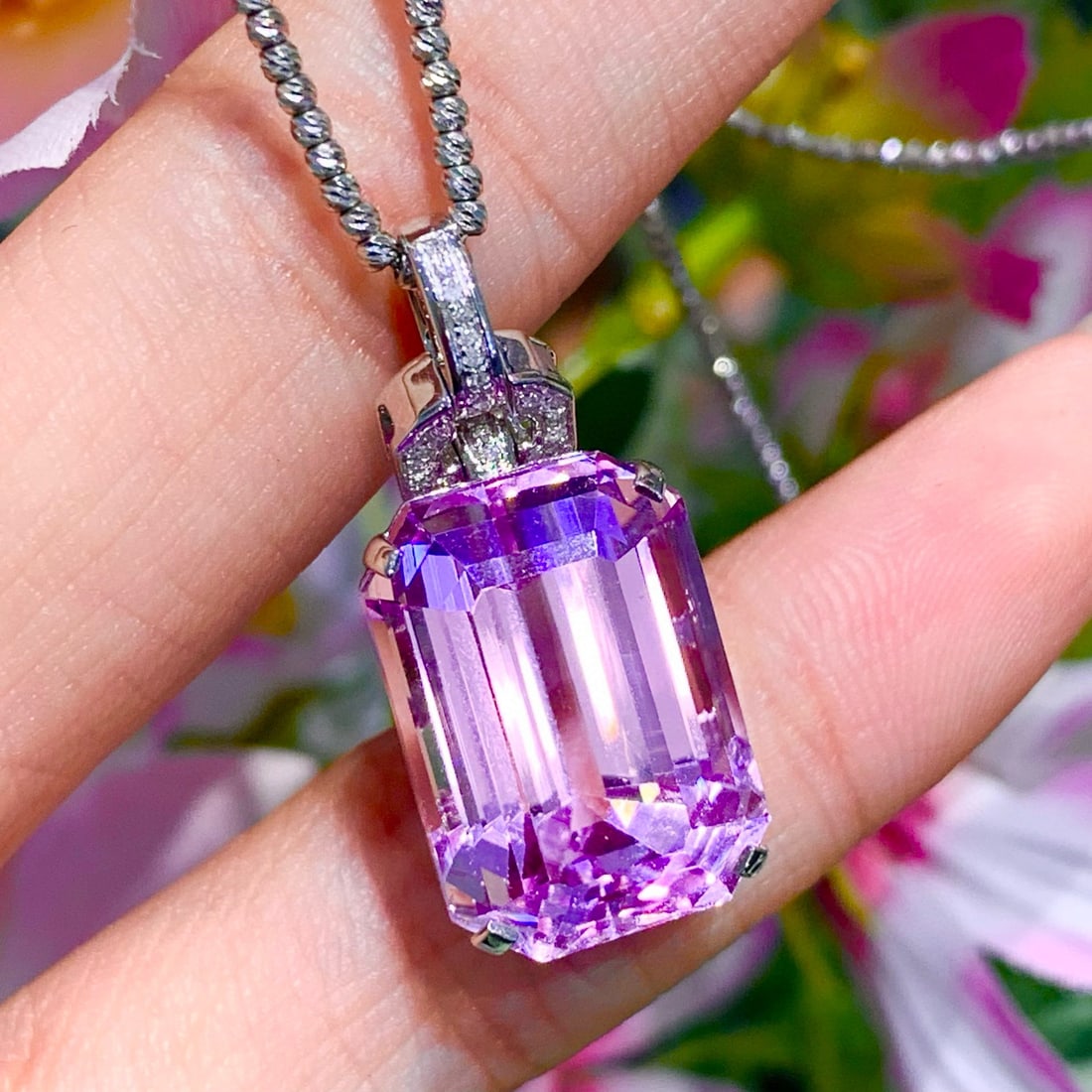 14k Gold 22 Ct Natural Kunzite & Diamond Pendant( Without Chain ): Ref:231192426 // gold content:14k gold // main gemstone:kunzite // shape:octagonal // carat weight:22ct // color:pinkish purple // treatment:natural // // adjacent gemstone 2 : diamond // shape:round