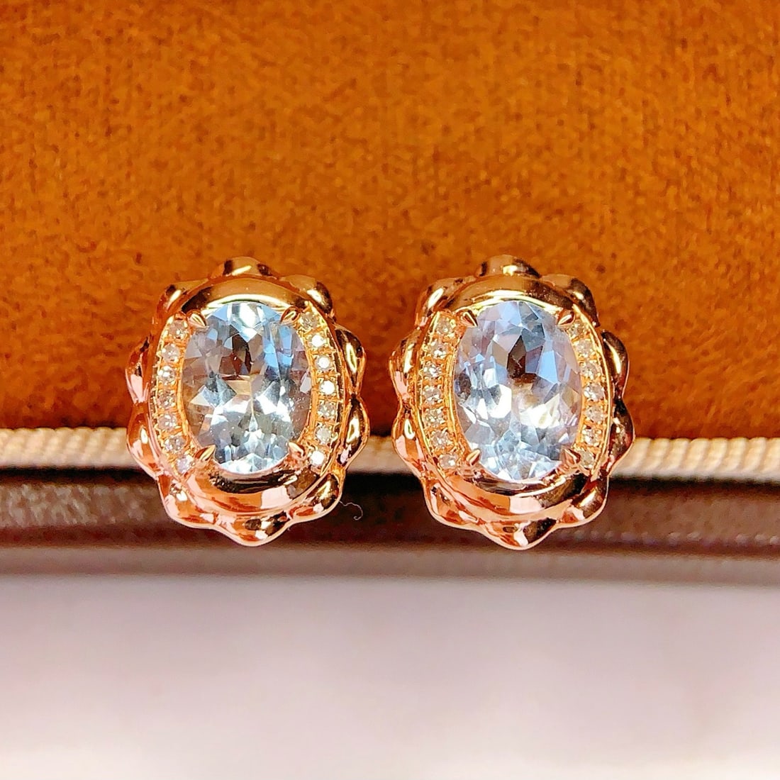14k Gold 1.7 Ct Natural Aquamarine & Diamond Earrings: Ref:231192435 // gold content:14k gold // main gemstone:aquamarine // shape:oval // carat weight:1. 7ct // color:blue // treatment:natural // // adjacent gemstone 2 : diamond // number of stones:28 //
