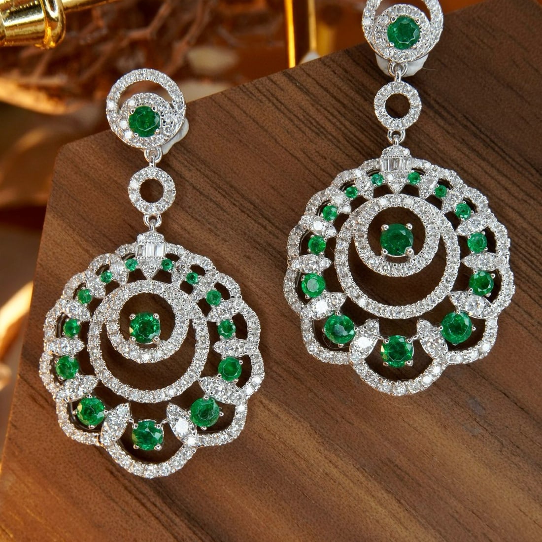 14k Gold 2.61 Ctw Vivid Green Natural Emerald & Diamond Earrings: Ref:231063001 // gold content:14k gold // main gemstone:emerald // shape:round // carat weight:1. 12ct // color:vivid green // treatment:natural // cut grade:g // // adjacent gemstone 2 : diamond