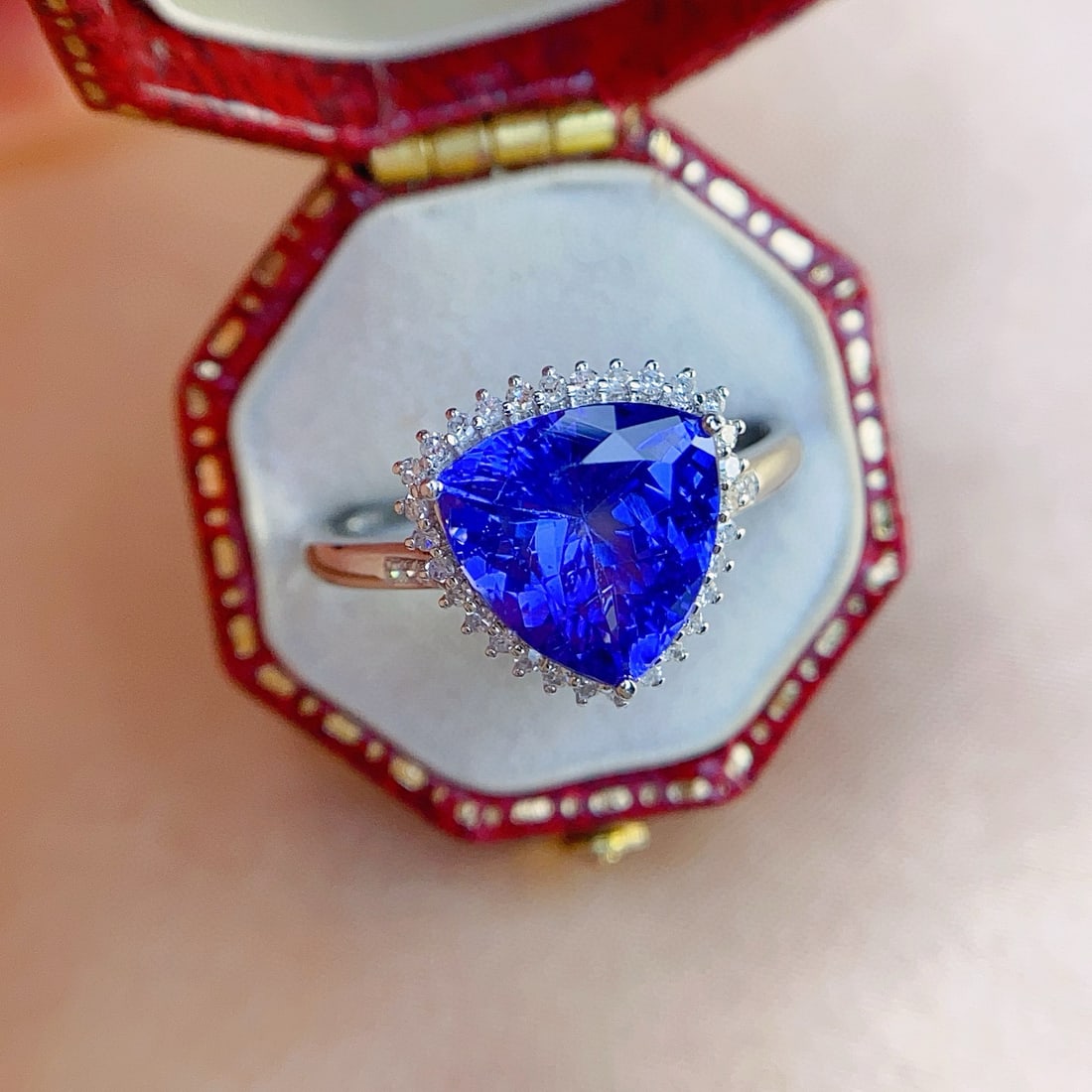 14k Gold 3.10 Ct Natural Tanzanite & Diamond Ring - 4