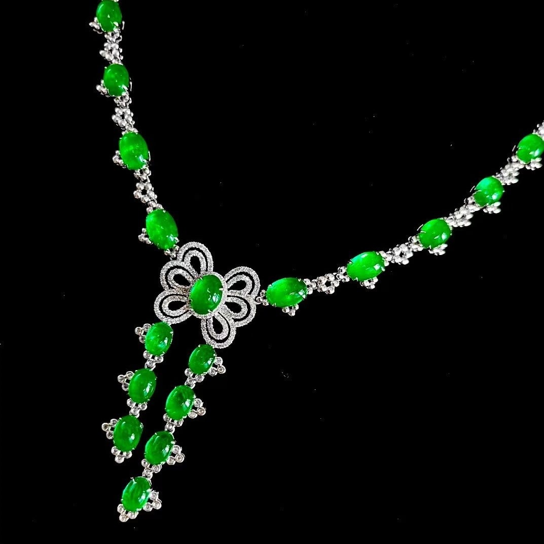 14k Gold 15 Ct Vivid Green Natural Emerald & Diamond Necklace: Ref:231063029 // gold content:14k gold // main gemstone:emerald // shape:oval // carat weight:15ct // color:vivid green // treatment:natural // // adjacent gemstone 2 : diamond // number of