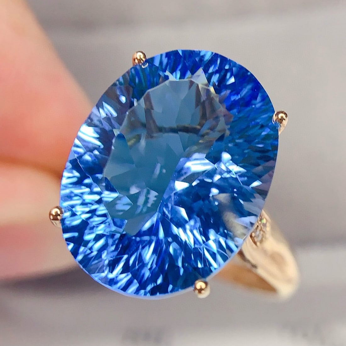 14k Gold 12 Ct Natural Topaz & Diamond Ring: Ref:231063044 // gold content:14k gold // ring size:7. 25us // // main gemstone:topaz // shape:oval // carat weight:12ct // color:blue // treatment:natural // // adjacent gemstone 2 : diamond //