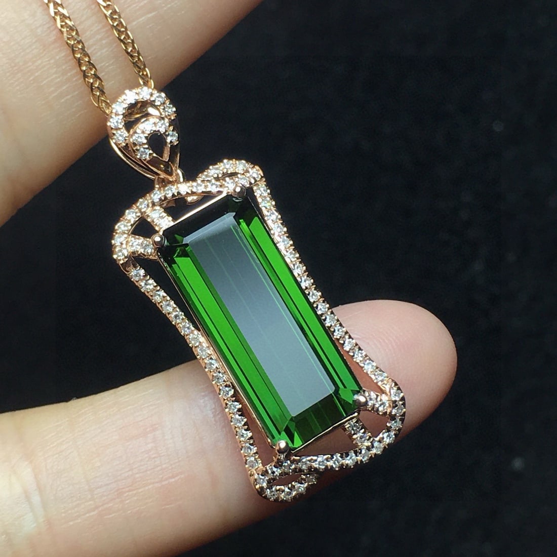 14k Gold 7.82 Ct Natural Tourmaline & Diamond Pendant( Without Chain ): Ref:231063051 // gold content:14k gold // main gemstone:tourmaline // shape:octagonal // carat weight:7. 82ct // color:green // treatment:natural // // adjacent gemstone 2 : diamond // number of stone