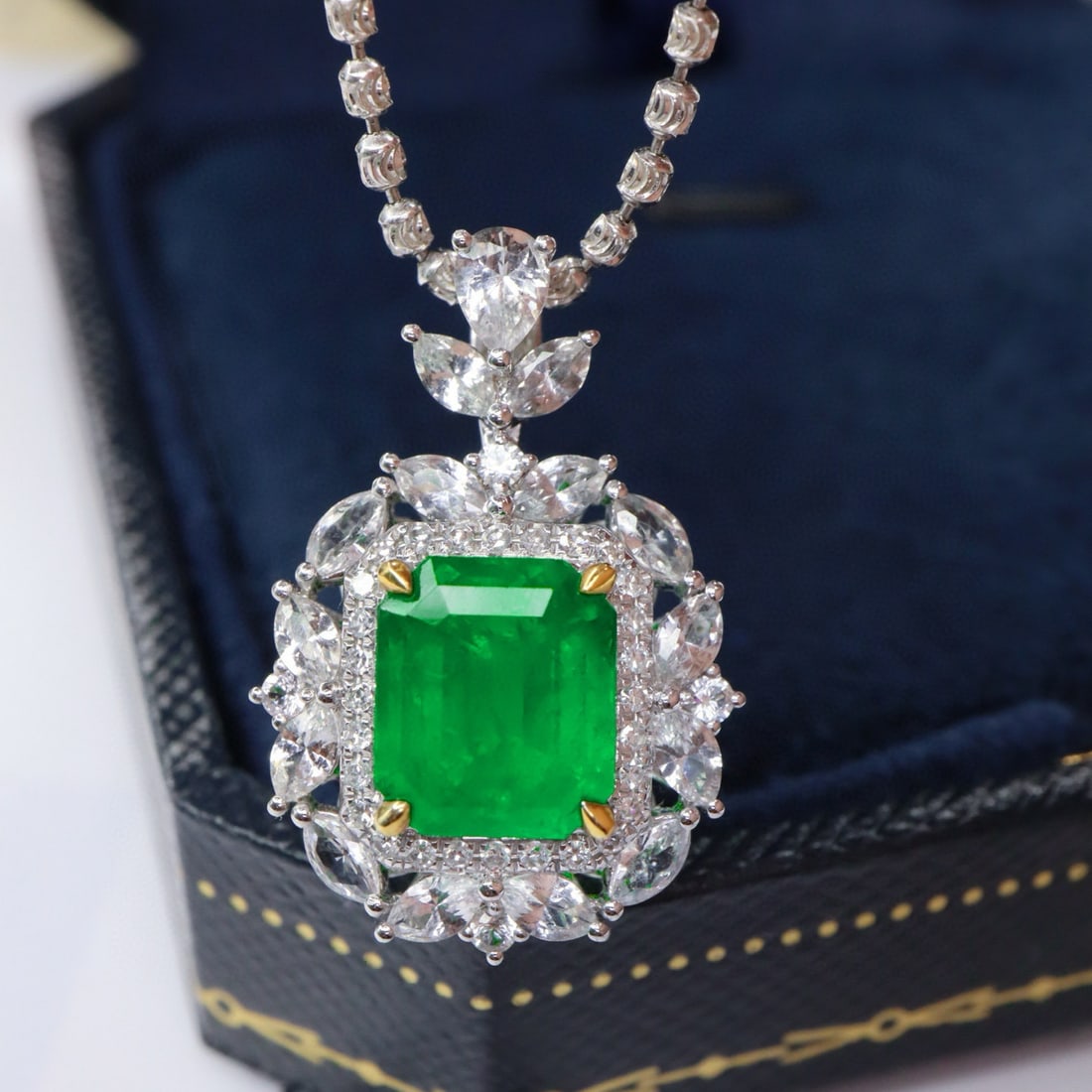 14k Gold 2.65 Ctw Vivid Green Natural Emerald & Diamond Pendant( Without Chain ): Ref:231063066 // gold content:14k gold // main gemstone:emerald // shape:octagonal // carat weight:2. 51ct // color:vivid green // treatment:natural // // adjacent gemstone 2 : diamond //