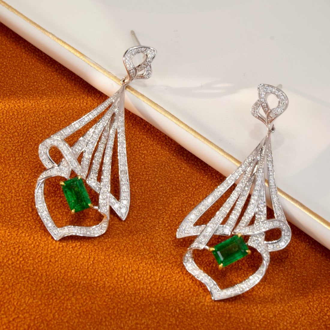 14k Gold 2.04 Ctw Vivid Green Natural Emerald & Diamond Earrings: Ref:231063070 // gold content:14k gold // main gemstone:emerald // shape:octagonal // carat weight:1. 08ct // color:vivid green // treatment:natural // // adjacent gemstone 2 : diamond //
