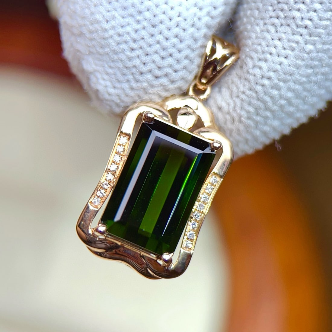 14k Gold 5.20 Ctw Natural Tourmaline & Diamond Pendant( Without Chain ): Ref:231063089 // gold content:14k gold // main gemstone:tourmaline // shape:octagonal // carat weight:5. 15ct // color:green // treatment:natural // // adjacent gemstone 2 : diamond // number of