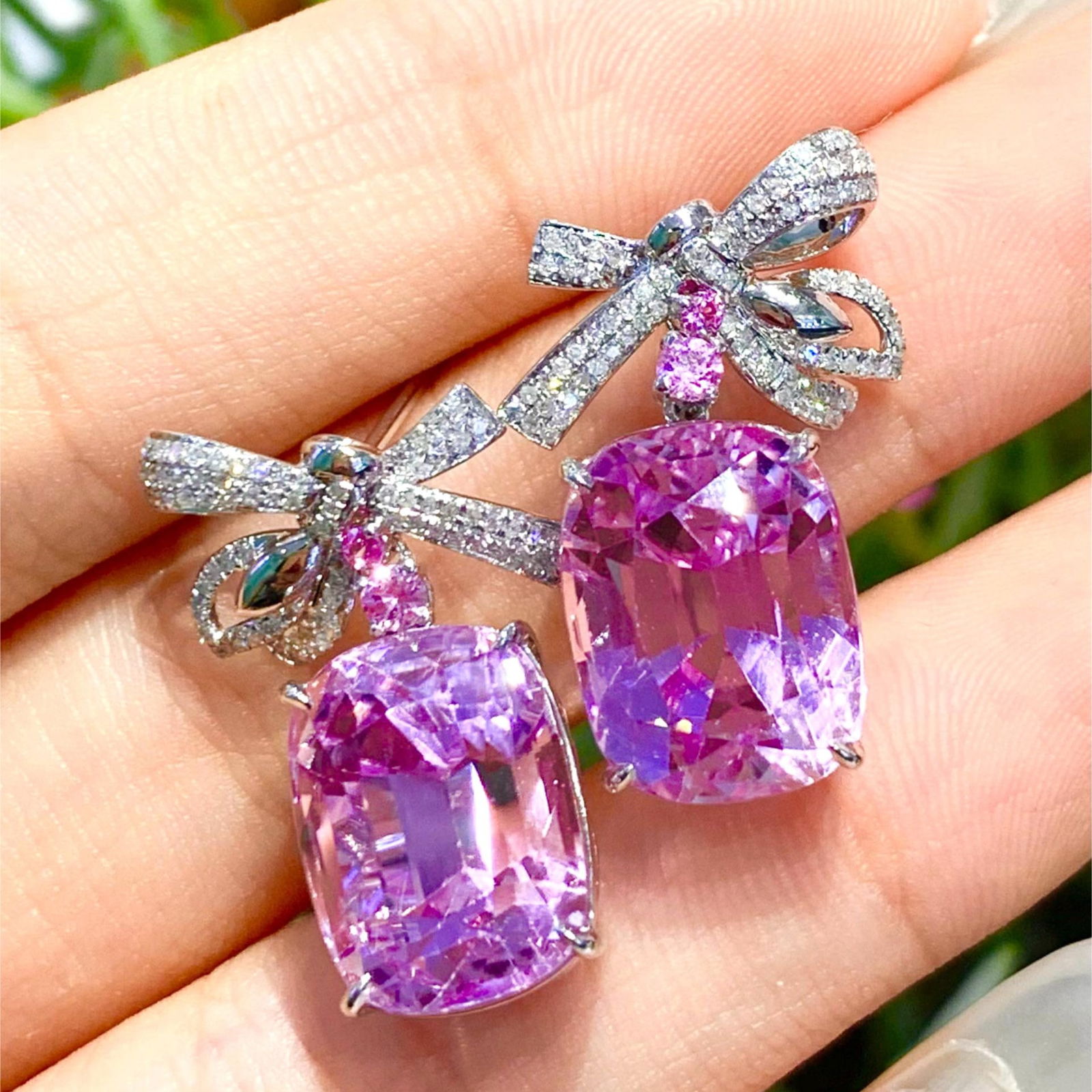 14k Gold 23.8 Ct Natural Kunzite & Diamond Earrings: Ref:231063123 // gold content:14k gold // main gemstone:kunzite // shape:cushion // carat weight:23. 8ct // color:purple // treatment:natural // // adjacent gemstone 2 : diamond // shape:round //