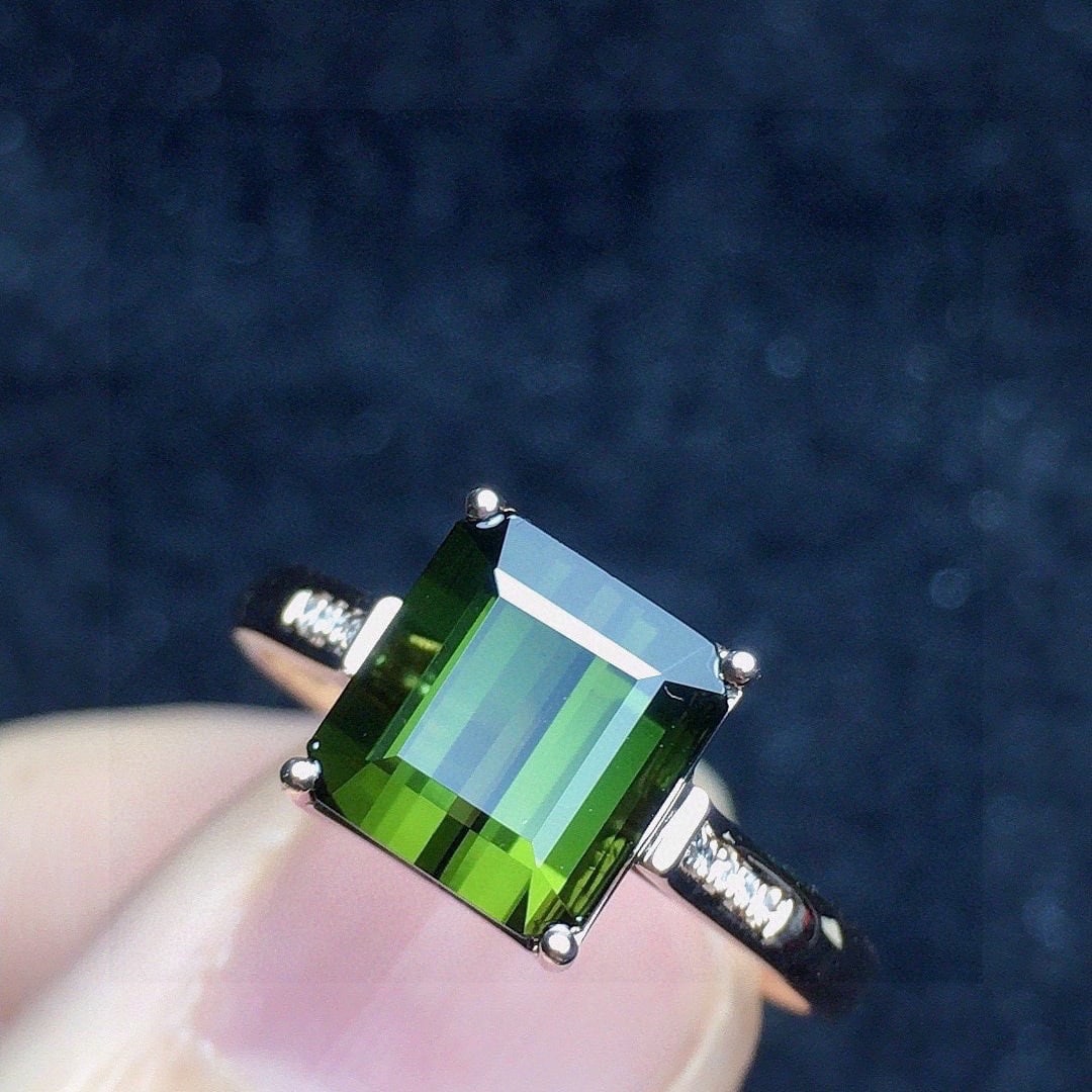 14k Gold 2.88 Ct Natural Tourmaline & Diamond Ring: Ref:231063129 // gold content:14k gold // ring size:7. 25us // // main gemstone:tourmaline // shape:octagonal // carat weight:2. 88ct // color:green // treatment:natural // // adjacent gemstone 2 : di