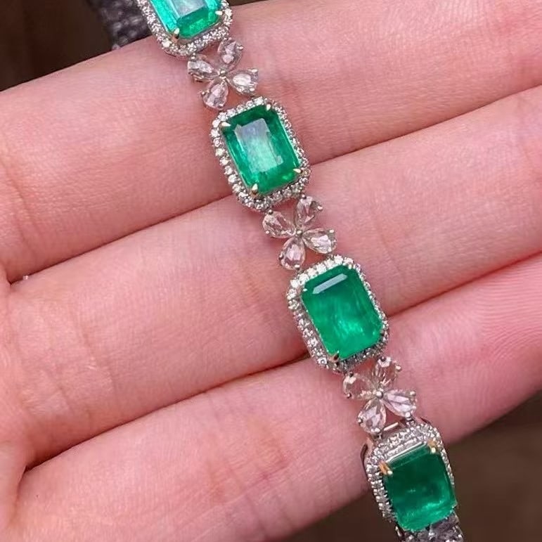 14k Gold 8 Ct Natural Emerald & Diamond Bracelet: Ref:231063139 // gold content:14k gold // main gemstone:emerald // shape:octagonal // carat weight:8ct // color:green // treatment:natural // // adjacent gemstone 2 : diamond // shape:round //