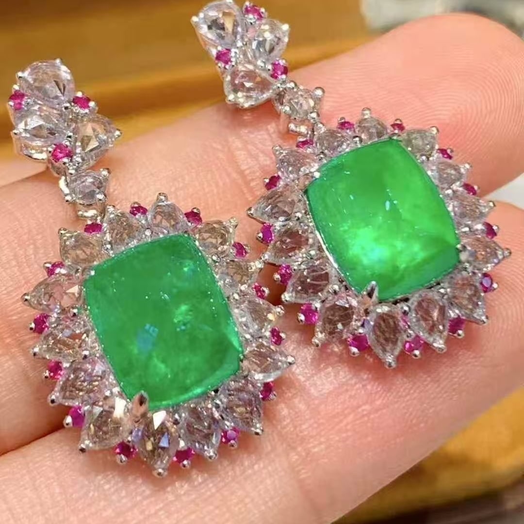 14k Gold 5.9 Ct Vivid Green Natural Emerald & Diamond Earrings: Ref:231063140 // gold content:14k gold // main gemstone:emerald // shape:sugar-loaf // carat weight:5. 9ct // color:vivid green // treatment:natural // // adjacent gemstone 2 : diamond // shape:multip