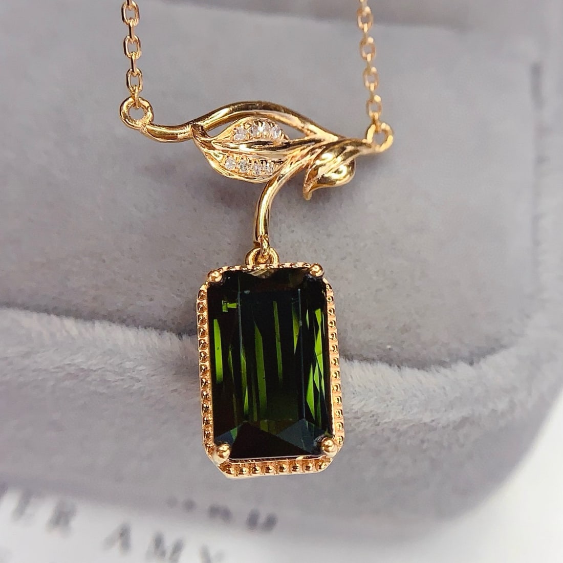 14k Gold 2.45 Ct Natural Tourmaline & Diamond Necklace: Ref:231063173 // gold content:14k gold // main gemstone:tourmaline // shape:octagonal // carat weight:2. 45ct // color:green // treatment:natural // // adjacent gemstone 2 : diamond // number of