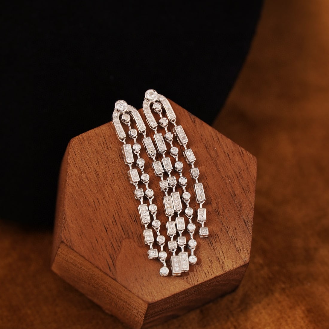 14k Gold 0.62 Ct Natural H Diamond Earrings: Ref:231063194 // gold content:14k gold // main gemstone:diamond // shape:round // carat weight:0. 62ct // clarity grade:vs-si // color:h // treatment:natural // cut grade:g // High Estimate: