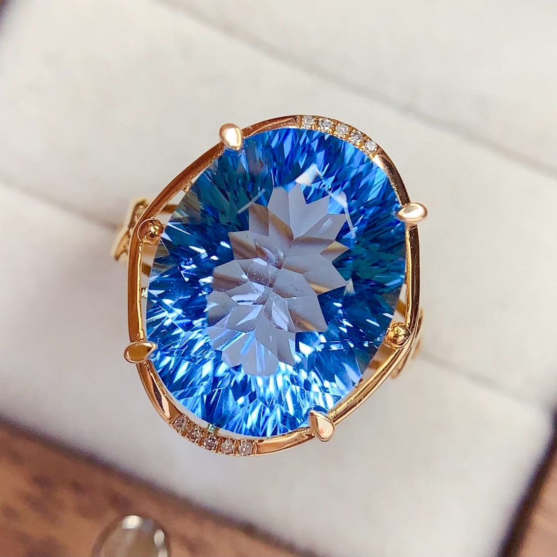 14k Gold 10.45 Ct Natural Topaz & Diamond Ring: Ref:231063203 // gold content:14k gold // ring size:7. 25us // // main gemstone:topaz // shape:oval // carat weight:10. 45ct // color:blue // treatment:natural // // adjacent gemstone 2 : diamond