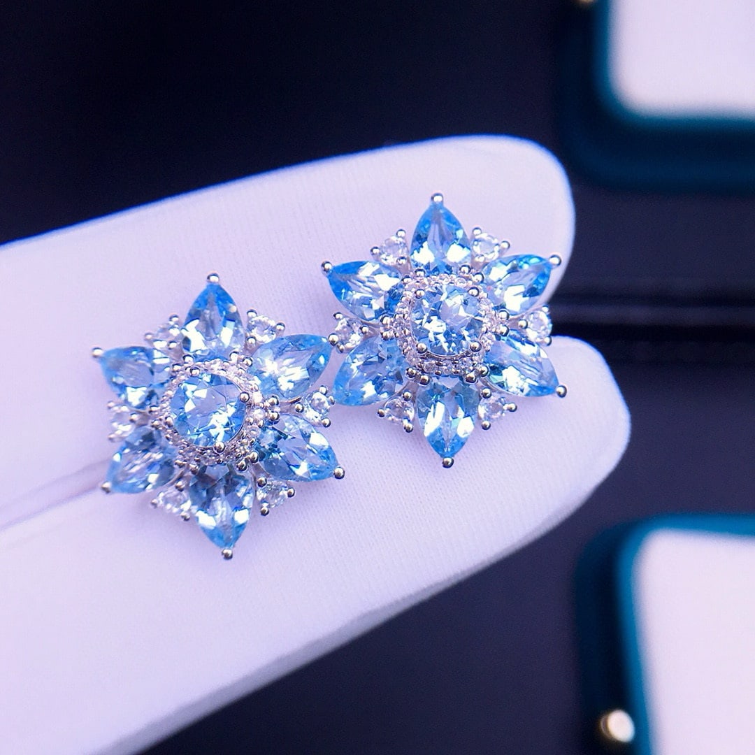 14k Gold 5.9 Ct Natural Aquamarine & Diamond Earrings: Ref:231063208 // gold content:14k gold // main gemstone:aquamarine // shape:multiple // carat weight:5. 9ct // color:blue // treatment:natural // // adjacent gemstone 2 : diamond // shape:round //