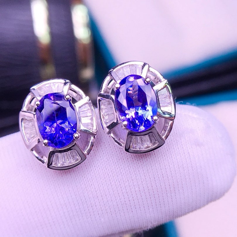 14k Gold 2.5 Ct Natural Tanzanite & Diamond Earrings: Ref:231063209 // gold content:14k gold // main gemstone:tanzanite // shape:oval // carat weight:2. 5ct // color:blue // treatment:natural // // adjacent gemstone 2 : diamond // shape:baguette //