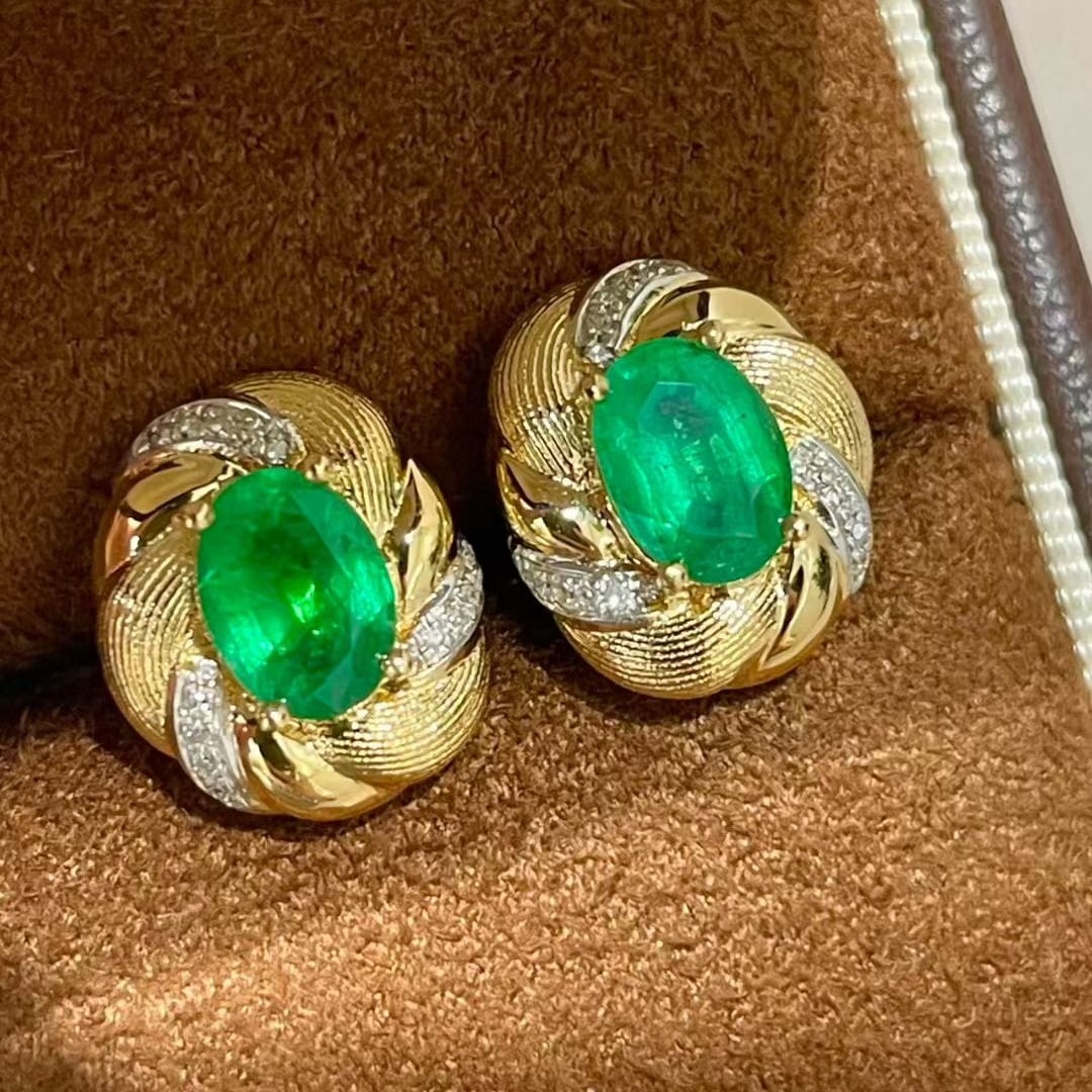 14k Gold 1.5 Ct Vivid Green Natural Emerald & Diamond Earrings: Ref:231063217 // gold content:14k gold // main gemstone:emerald // shape:oval // carat weight:1. 5ct // color:vivid green // treatment:natural // // adjacent gemstone 2 : diamond // shape:round // cla
