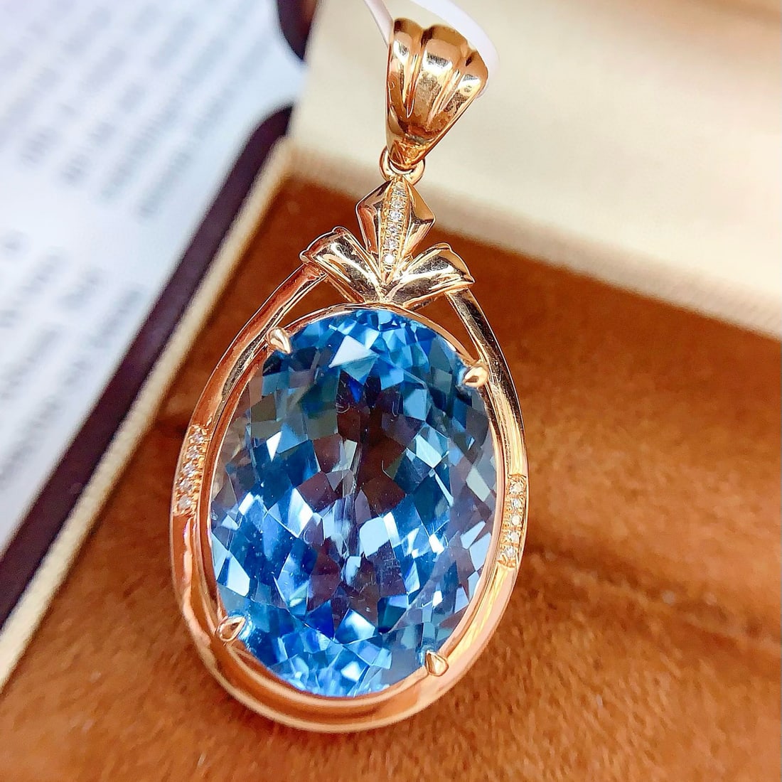 14k Gold 22.55 Ct Natural Topaz & Diamond Pendant( Without Chain ): Ref:231063238 // gold content:14k gold // main gemstone:topaz // shape:oval // carat weight:22. 55ct // color:blue // treatment:natural // // adjacent gemstone 2 : diamond // number of stones:16 //