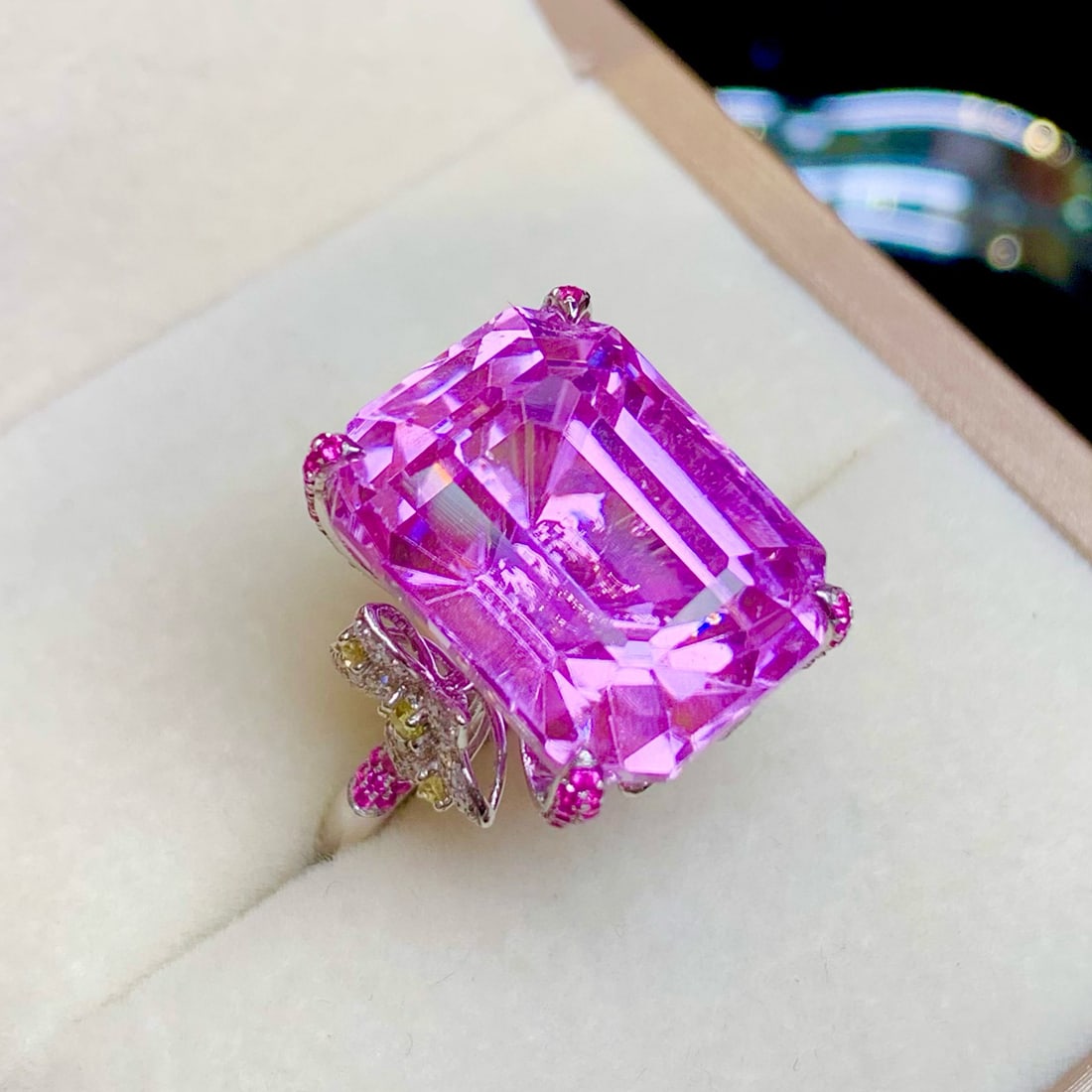 14k Gold 24.55 Ct Natural Kunzite & Diamond Ring: Ref:231063240 // gold content:14k gold // ring size:7. 25us // // main gemstone:kunzite // shape:octagonal // carat weight:24. 55ct // color:purple // treatment:natural // // adjacent gemstone 2 :
