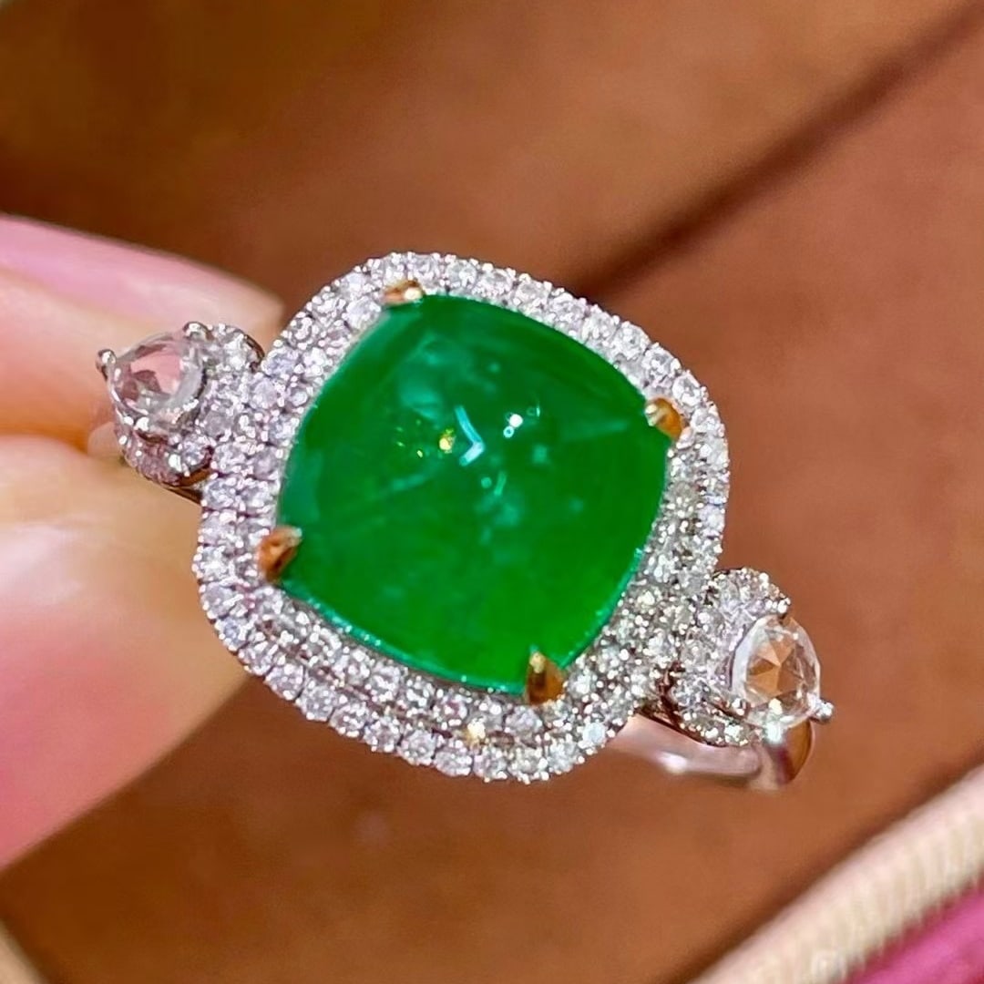 14k Gold 2.8 Ct Vivid Green Natural Emerald & Diamond & Sapphire Ring: Ref:231063258 // gold content:14k gold // ring size:7. 25us // // main gemstone:emerald // shape:sugar-loaf // carat weight:2. 8ct // color:vivid green // treatment:natural // // adjacent gemstone