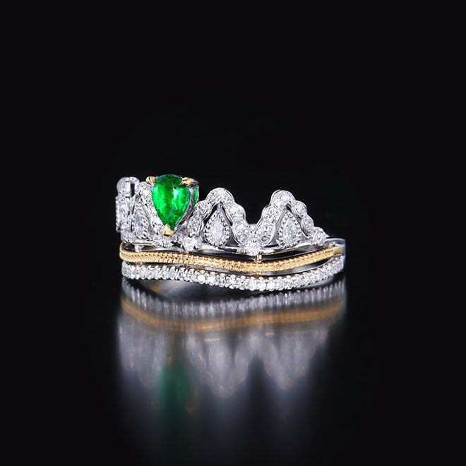 14k Gold 0.58 Ctw Vivid Green Natural Emerald & Diamond Ring: Ref:231064008 // gold content:14k gold // ring size:7. 25us // // main gemstone:emerald // shape:pear // carat weight:0. 22ct // color:vivid green // treatment:natural // // adjacent gemstone 2 :