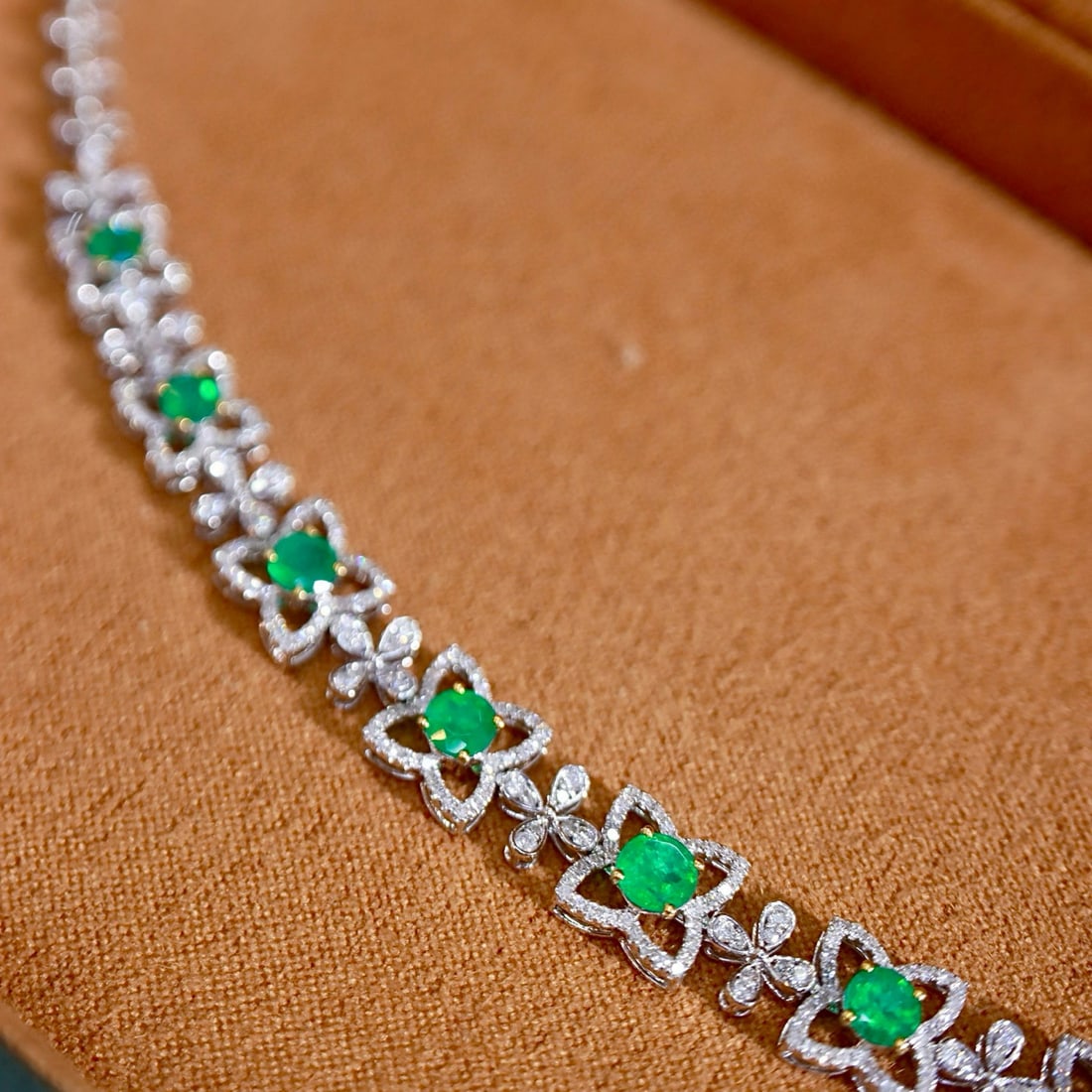 14k Gold 2.71 Ctw Vivid Green Natural Emerald & Diamond Bracelet: Ref:231064031 // gold content:14k gold // main gemstone:emerald // shape:round // carat weight:1. 7ct // color:vivid green // treatment:natural // cut grade:g // // adjacent gemstone 2 : diamond //