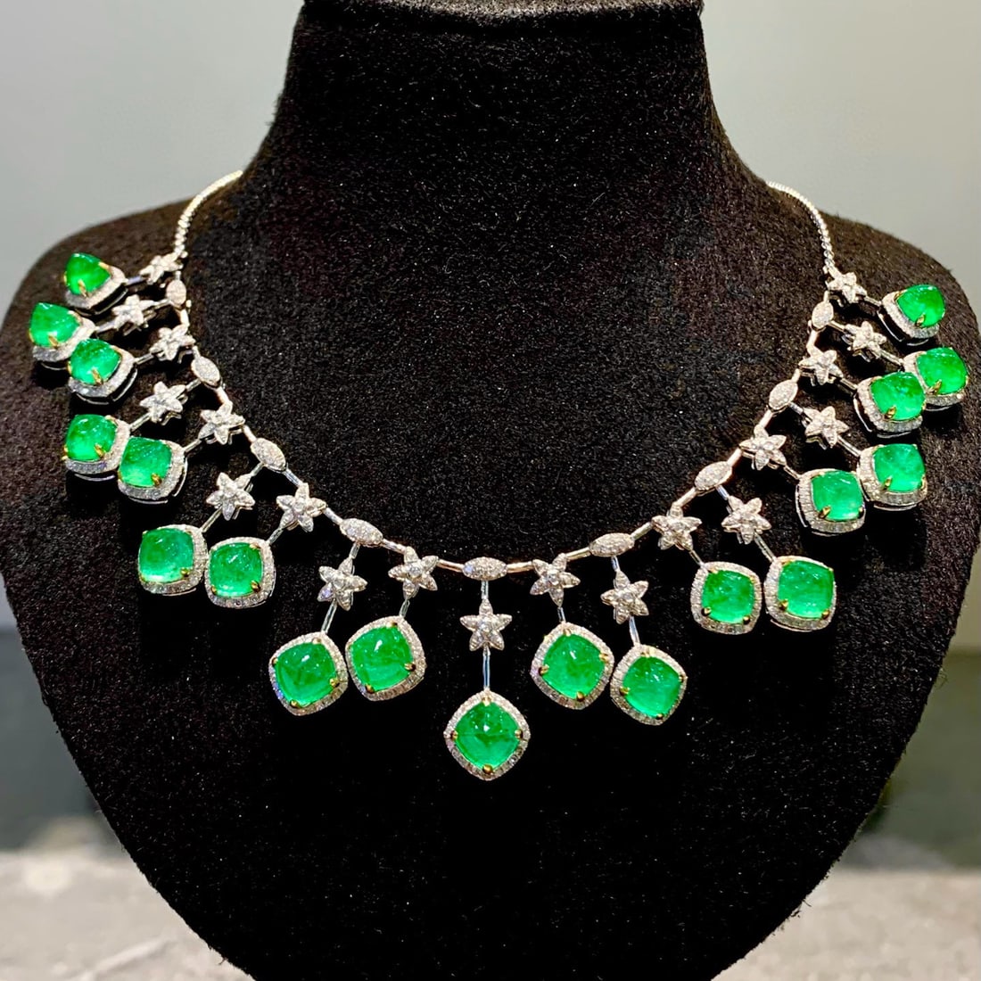 14k Gold 14.2 Ct Vivid Green Natural Emerald & Diamond Necklace: Ref:231064078 // gold content:14k gold // main gemstone:emerald // shape:sugar-loaf // carat weight:14. 2ct // color:vivid green // treatment:natural // // adjacent gemstone 2 : diamond //