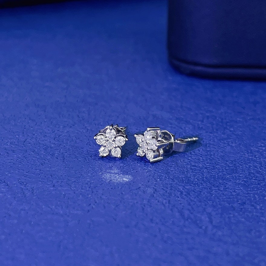 14k Gold 0.25 Ct Natural H Diamond Earrings: Ref:231064082 // gold content:14k gold // main gemstone:diamond // shape:round // carat weight:0. 25ct // clarity grade:vs-si // color:h // treatment:natural // cut grade:g // High Estimate: 5300Low
