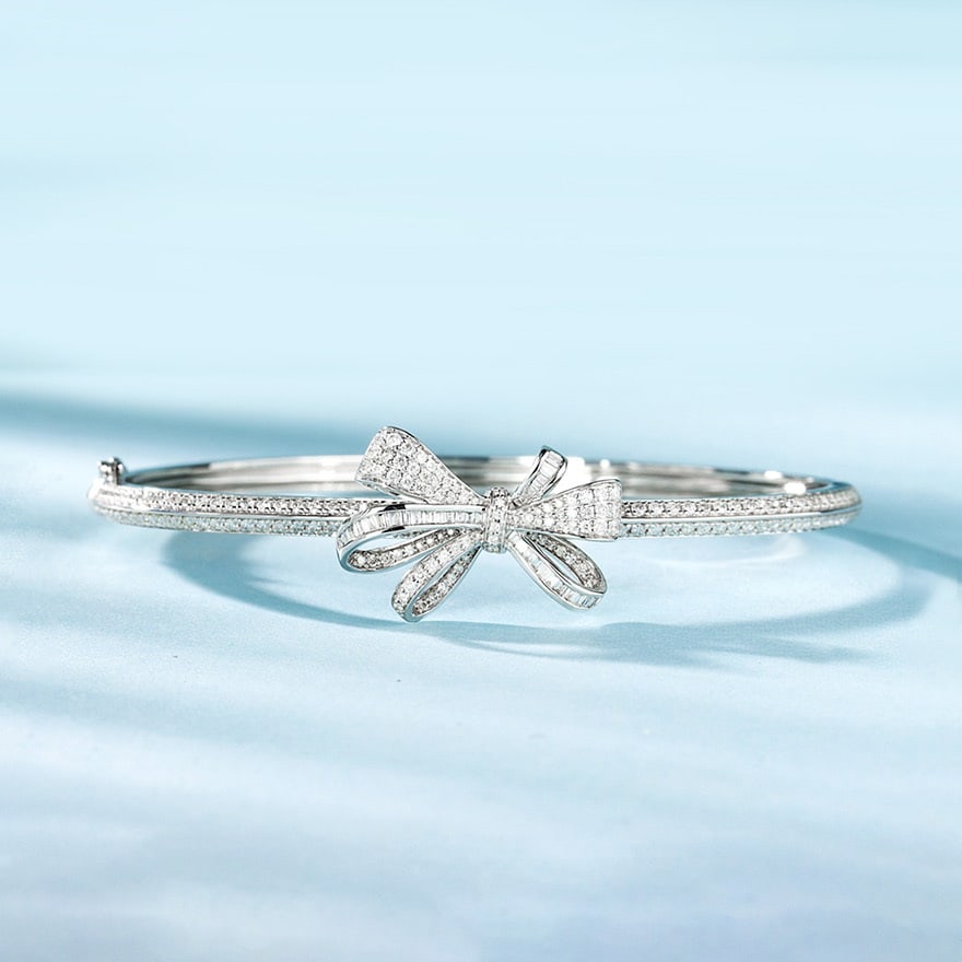 14k Gold 1.15 Ct Natural H Diamond Bangle: Ref:231064083 // gold content:14k gold // main gemstone:diamond // shape:multiply // carat weight:1. 15ct // clarity grade:vs-si // color:h // treatment:natural // Low Estimate: 5700Condition: