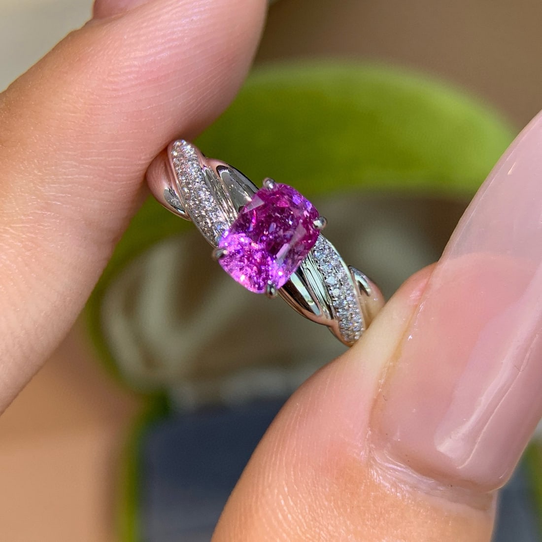 14k Gold 1.06 Ct Natural Sapphire & Diamond Ring: Ref:231064095 // gold content:14k gold // ring size:7. 25us // // main gemstone:sapphire // shape:cushion // carat weight:1. 06ct // color:pink // treatment:natural // // adjacent gemstone 2 : diamond