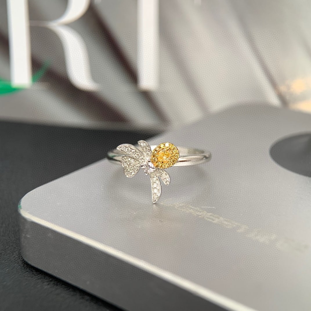 14k Gold 0.26 Ctw Natural Yellow Diamond & Diamond Ring: Ref:231064101 // gold content:14k gold // ring size:7. 25us // // main gemstone:yellow diamond // shape:oval // carat weight:0. 08ct // color:yellow // treatment:natural // // adjacent gemstone 2